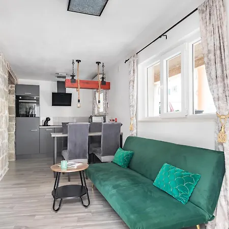 Heritage Apartman Geza In Centar With Private Parking Kastela Exterior photo