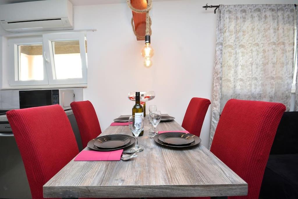 Apartment Heritage Geza In Centar With Private Parking